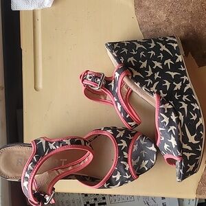 Pretty Report platform sandals 6.5